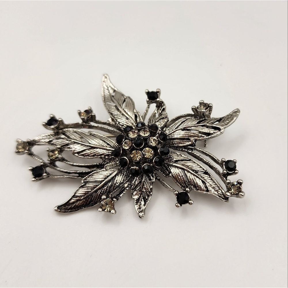 Vintage Deeper Blue Rhinestone Silver Tone Flower Filigree Brooch Pin